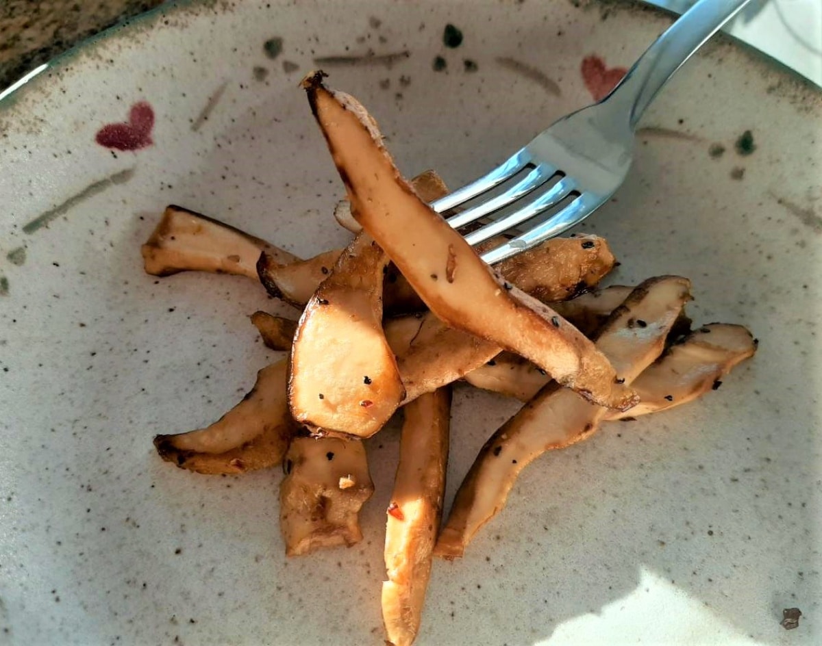 Cooked hedgehog mushrooms on a plate.