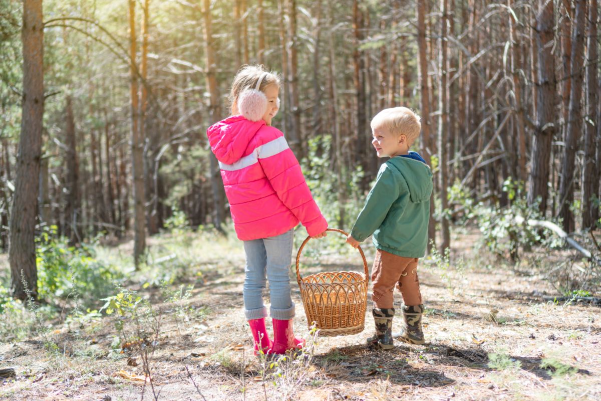 2 children foraging holding basket